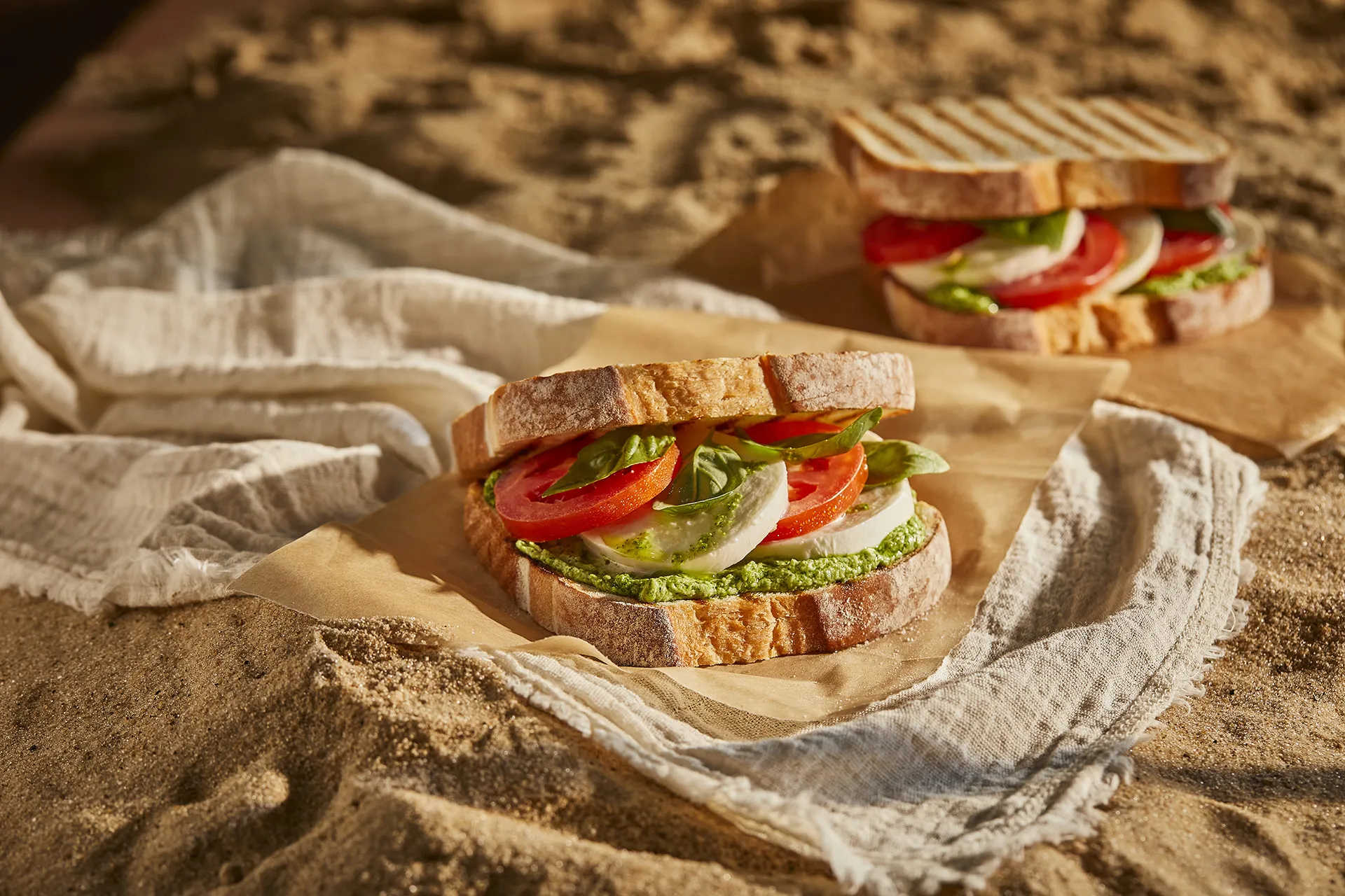 Sándwhich de tomate, albahaca, queso burrata y salsa pesto casera