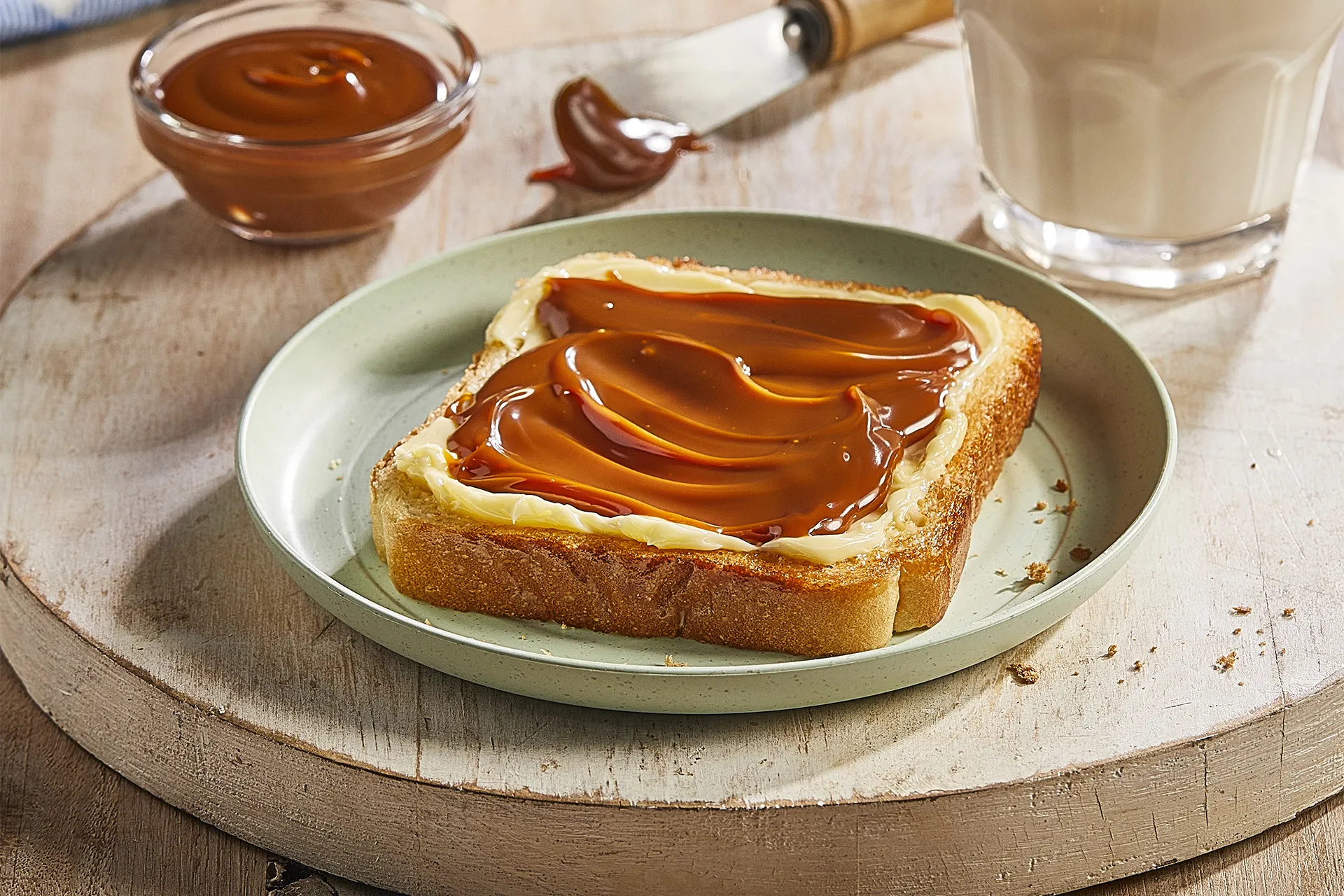 Tostada de mantequilla y dulce de leche