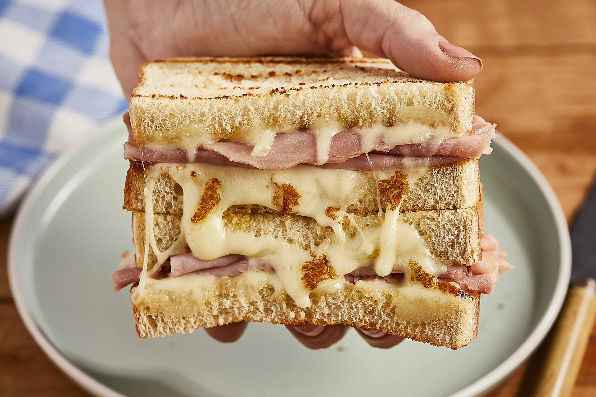 Sándwich de dos pisos con jamón york y queso fundido