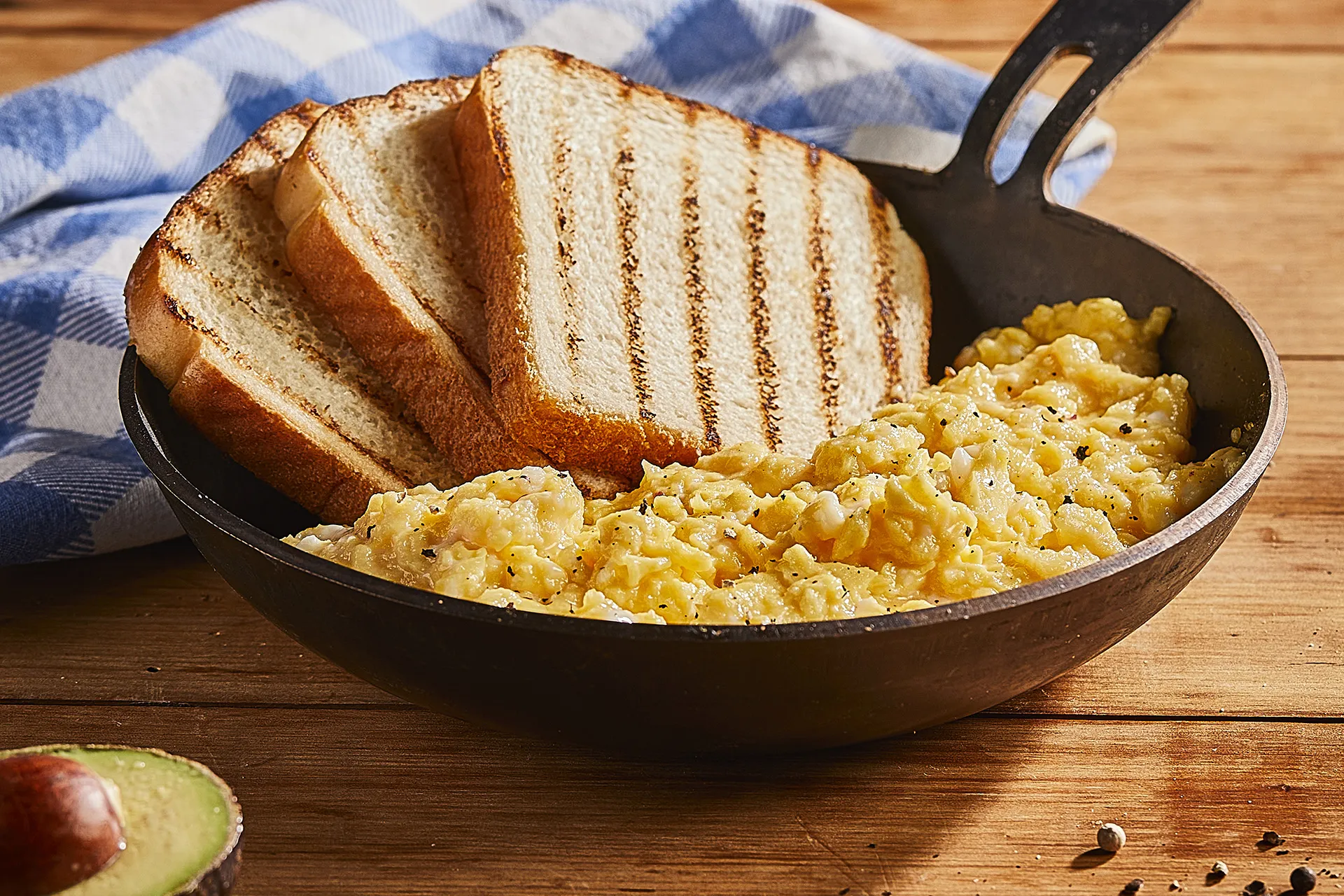 Huevos revueltos acompañado de pan de molde para mojar