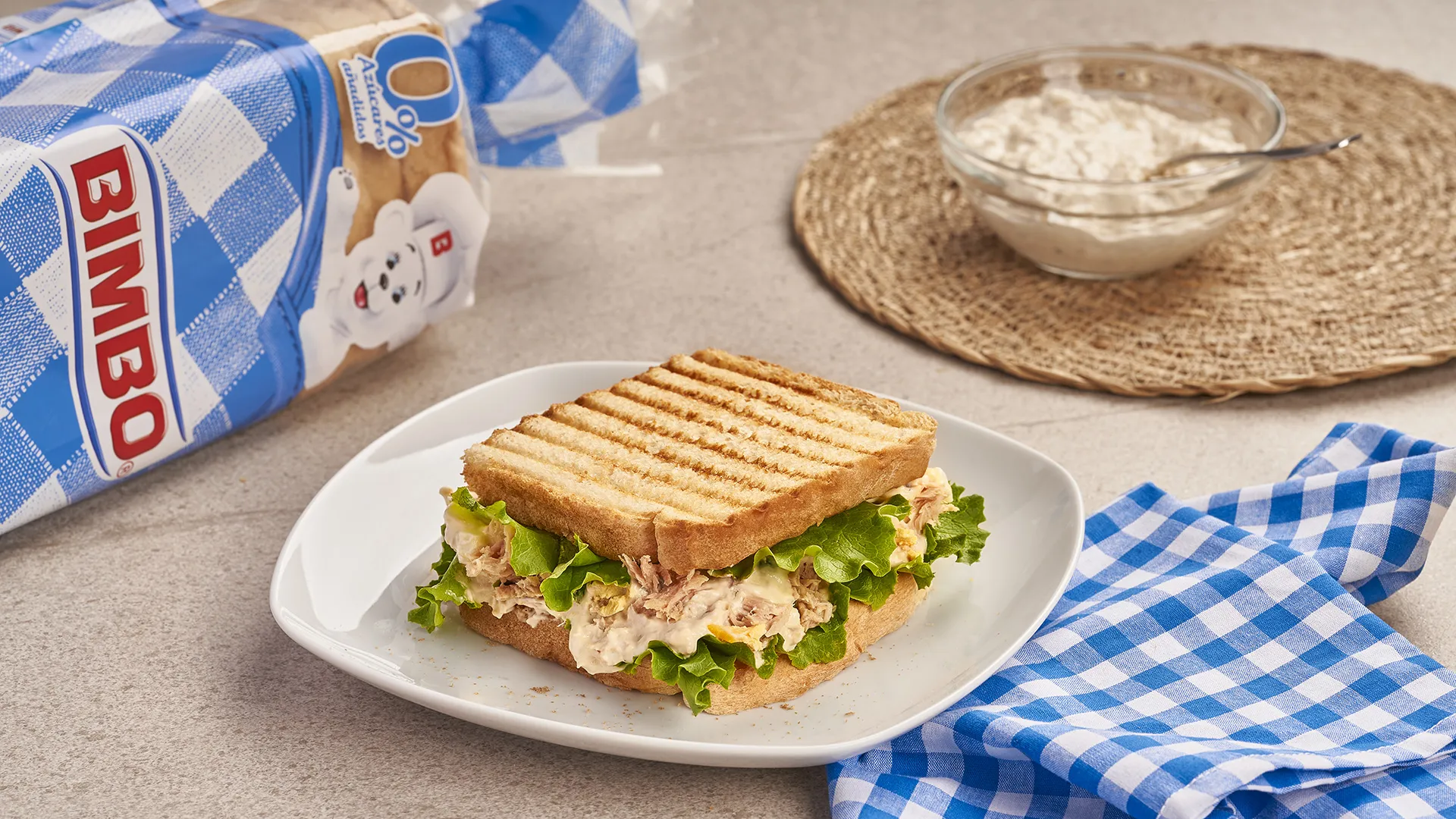 Sándwich de pasta de atún, huevo duro y aceitunas con hoja de roble