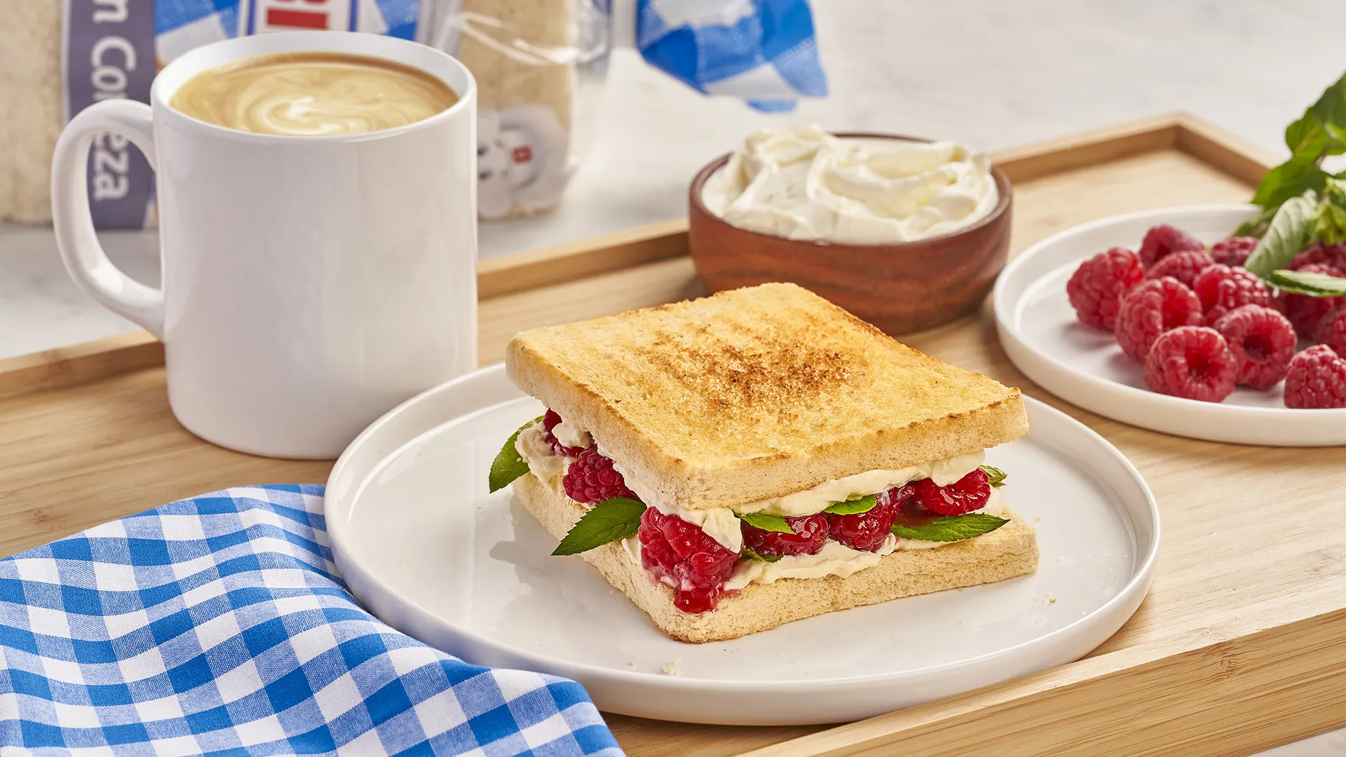 Sándwich de queso crema, frambuesas y menta fresca