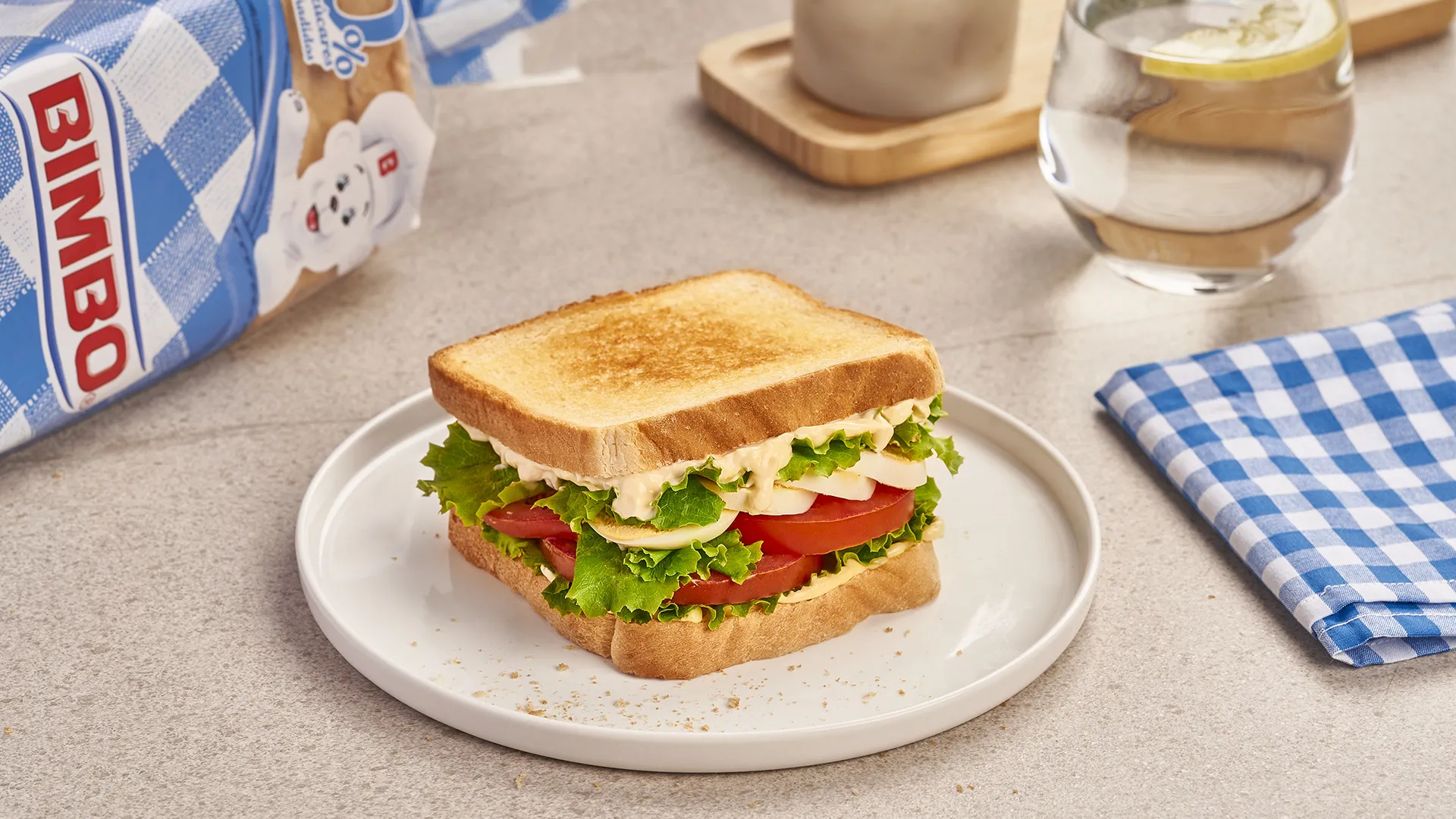 Sándwich de tomate, huevo cocido, lechuga y mayonesa