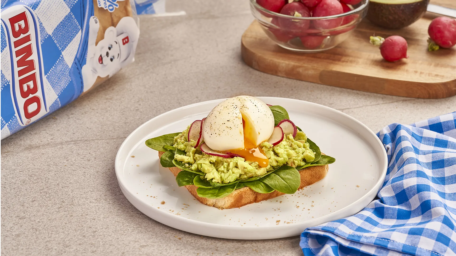 Sándwich de aguacate, rabanitos y huevo mollet