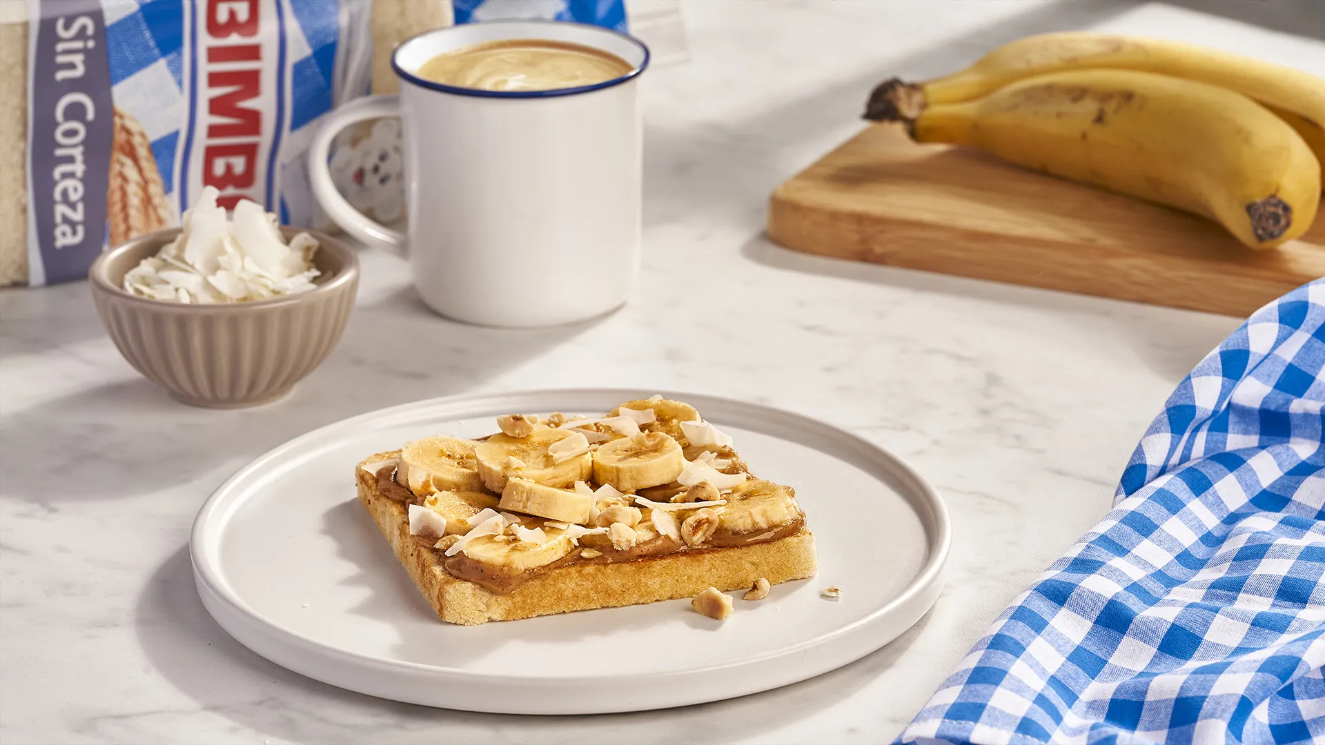 Sándwich de crema de avellanas, plátano y virutas de coco