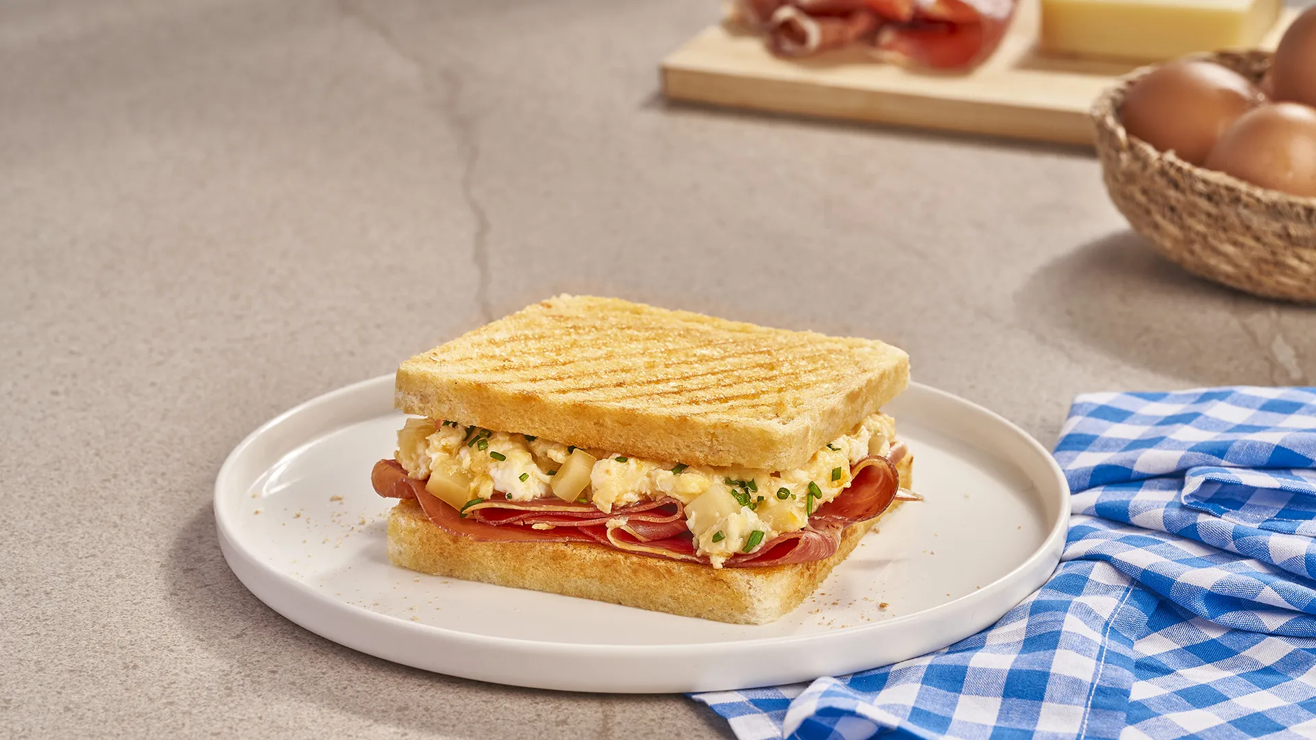 Sándwich de huevos con jamón y queso gruyere