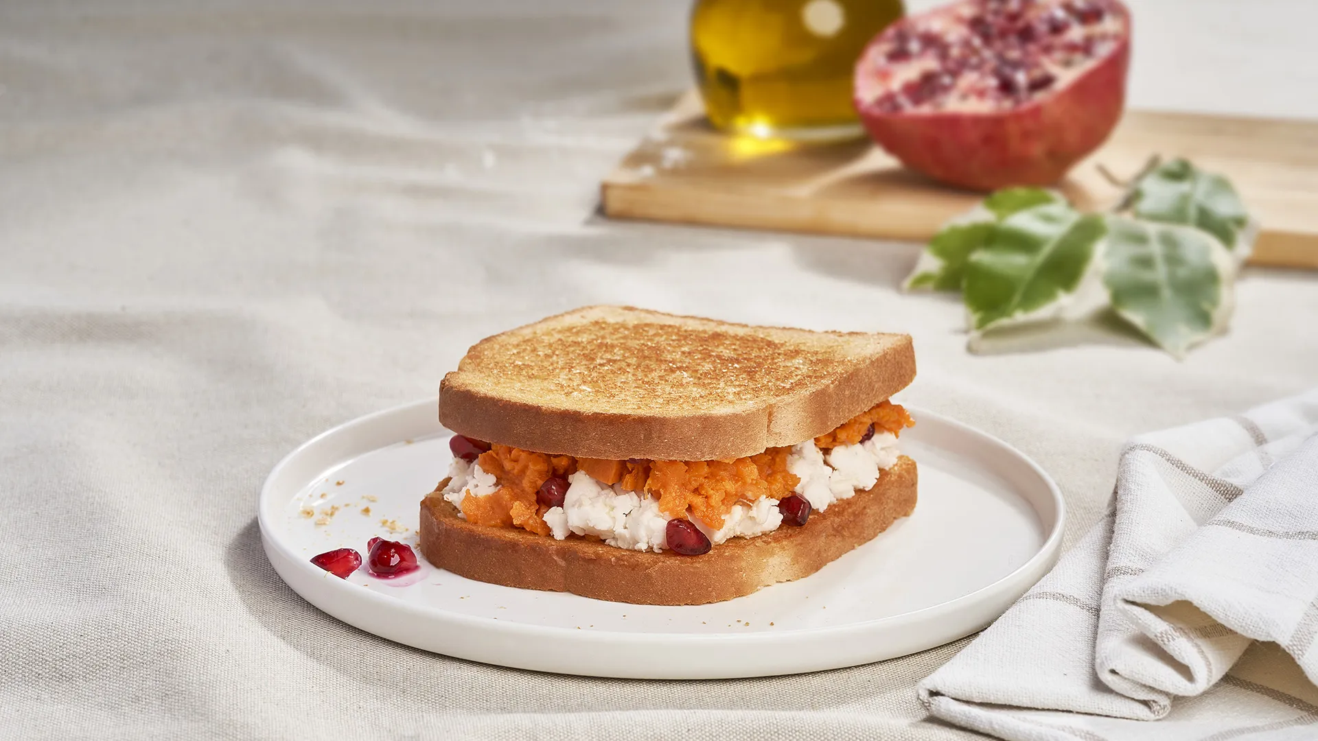 Sándwich de boniato asado con queso vegano y granada