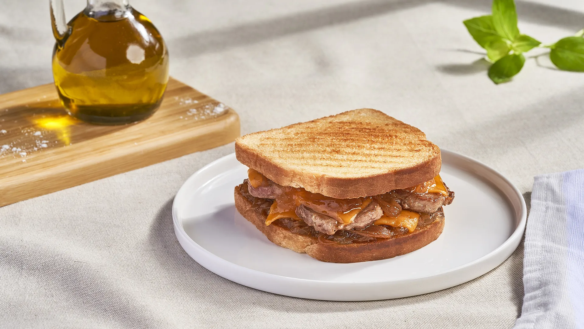 Sándwich de solomillo ibérico, cheddar y cebolla caramelizada