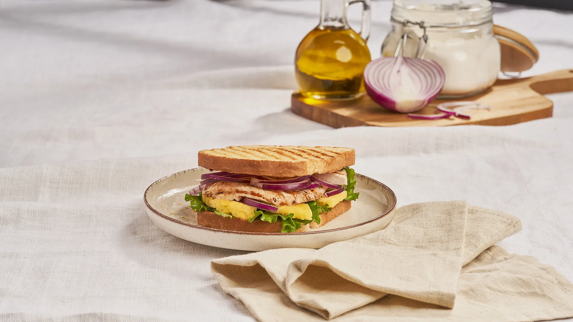 Sándwich de pavo a la parrilla, con piña y cebolla morada