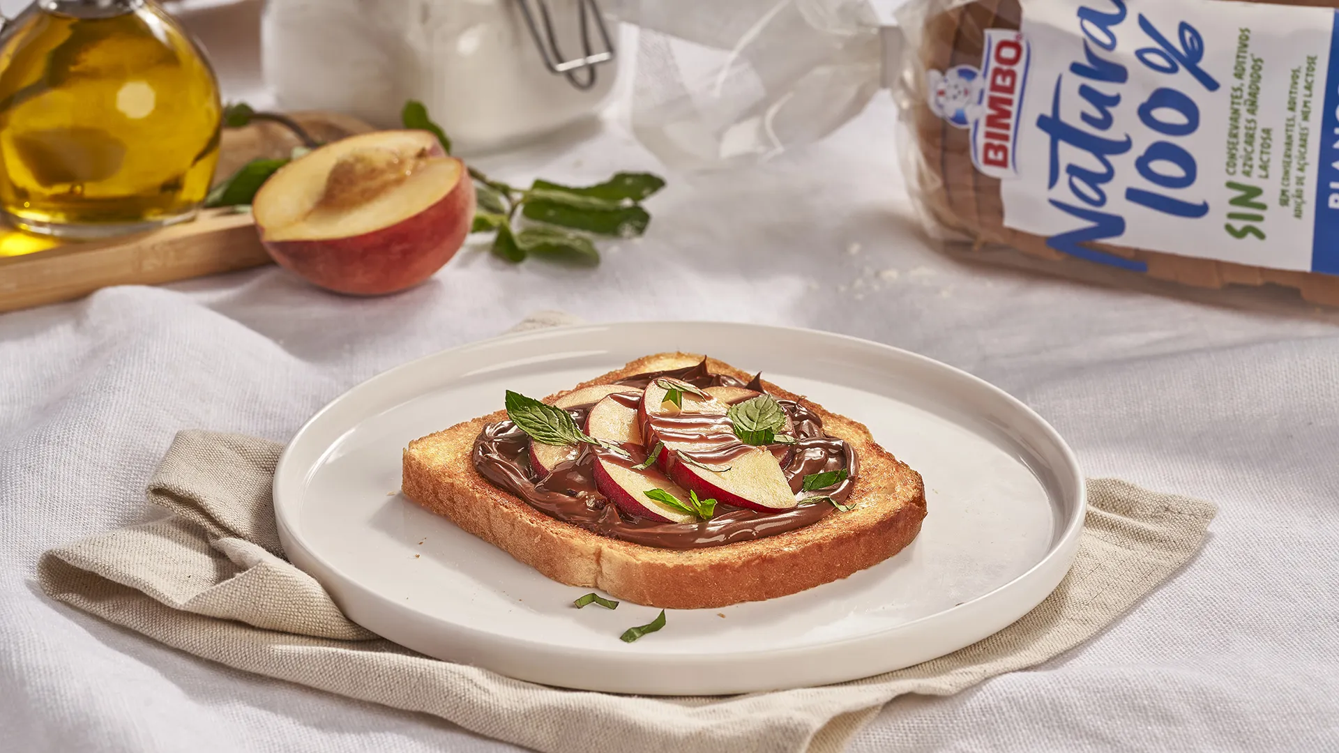 Sándwich de chocolate semifundido, rodajas de melocotón y hojas de menta