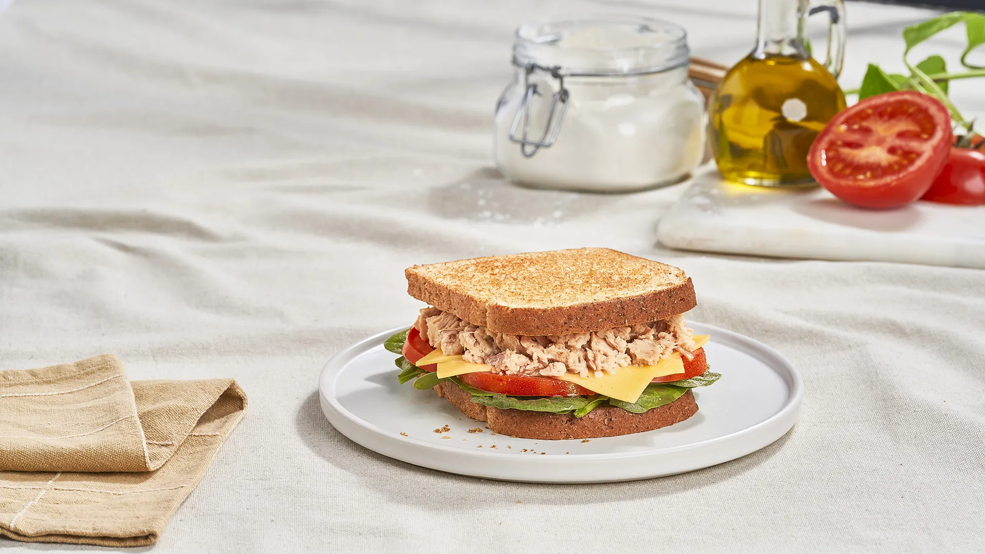 Sándwich de atún, espinacas, tomate y queso