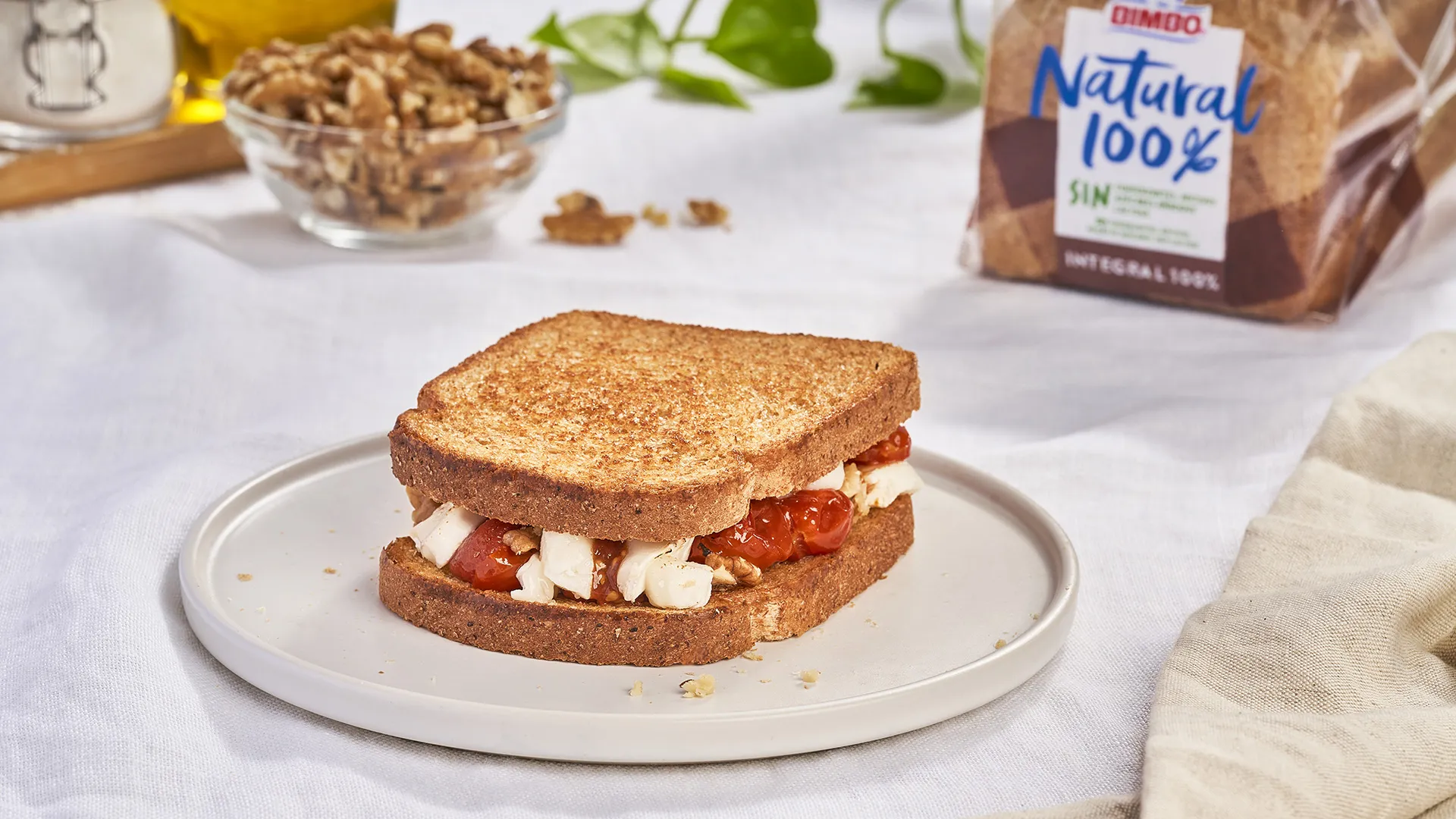 Sándwich de tomate cherry asado con queso de cabra y nueces
