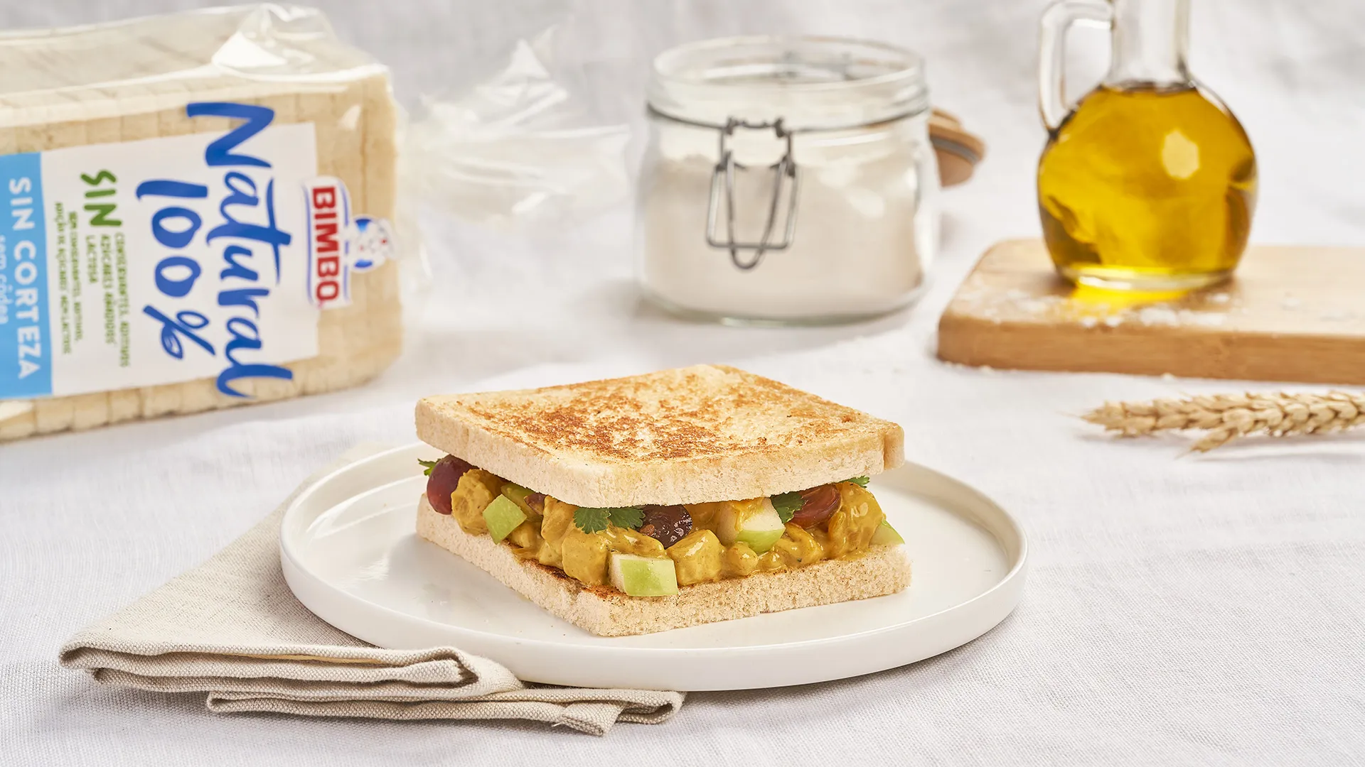 Sándwich de pollo al curry con manzana y uvas