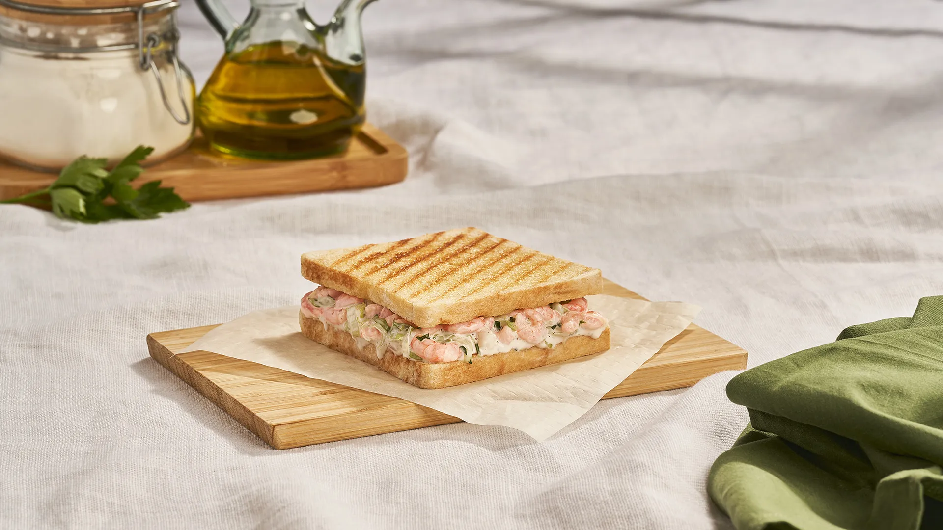 Sándwich de ensalada de gambas con salsa tártara