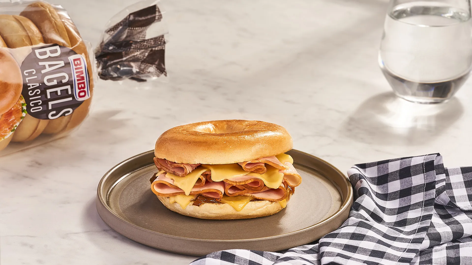 Bagel de pavo con queso emmental fundido y cebolla caramelizada