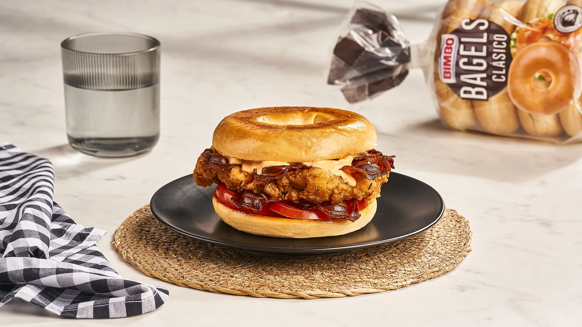 Bagel de pollo y crispy bacon con tomate y chipotle