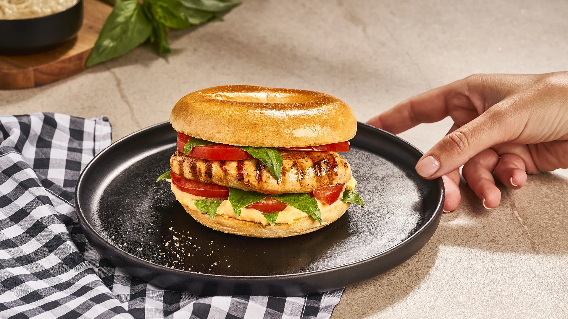 Bagel de pollo a la plancha, hummus, tomate y albahaca