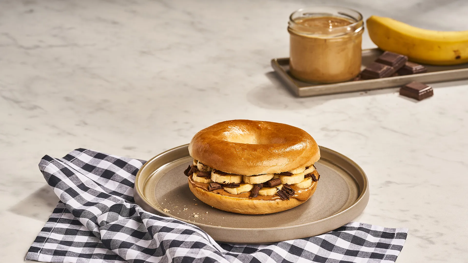 Bagel de crema de cacahuete, plátano y chocolate negro