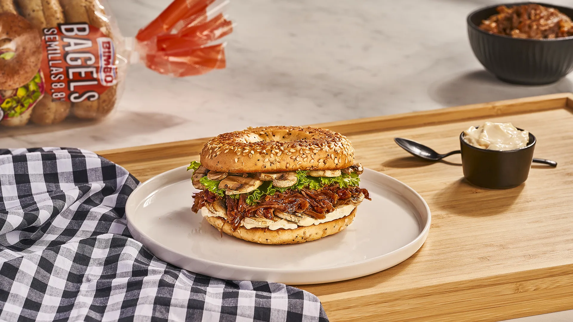 Bagel de pulled pork, champiñones y mayonesa