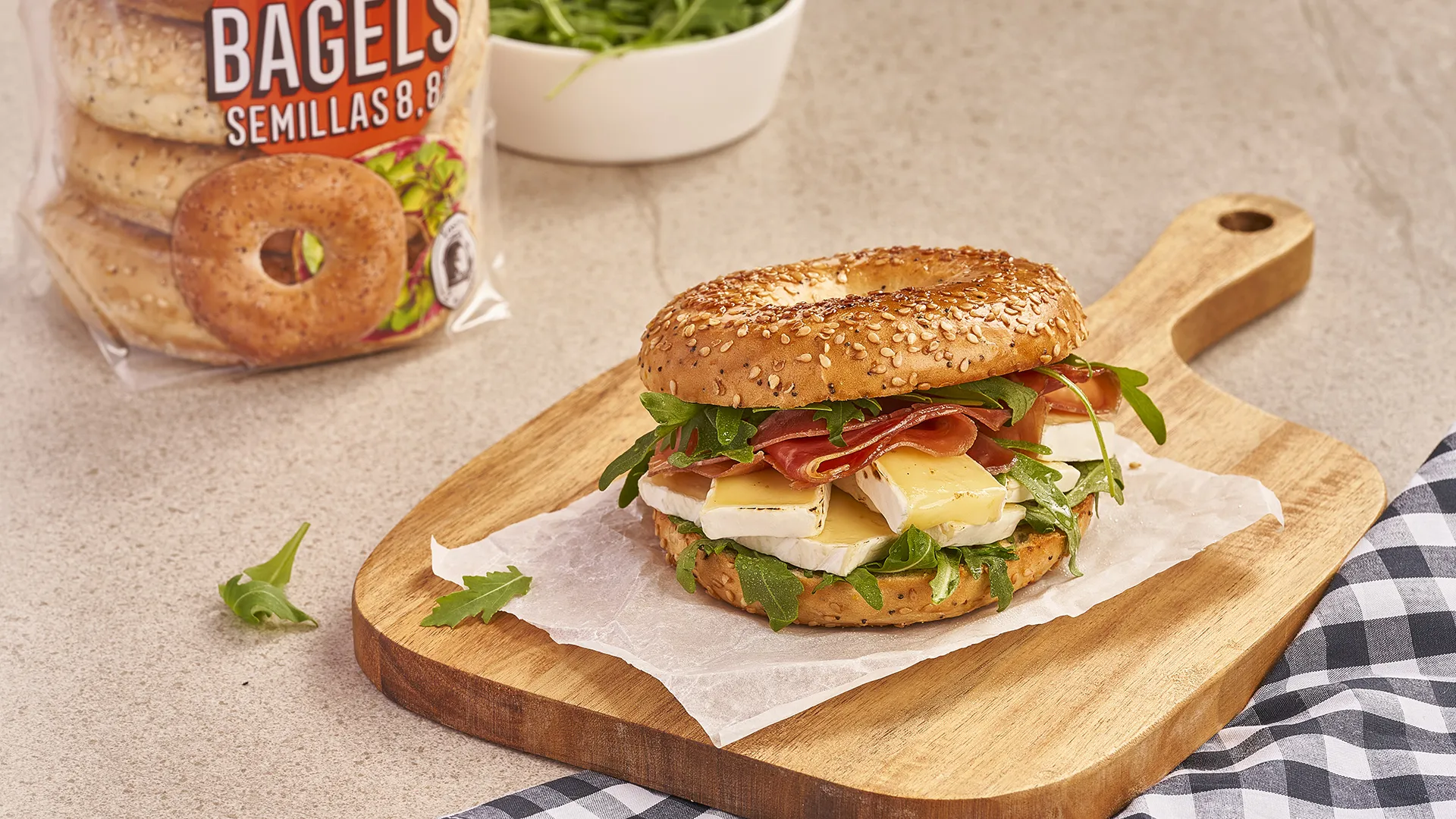 Bagel de jamón serrano, brie y rúcula