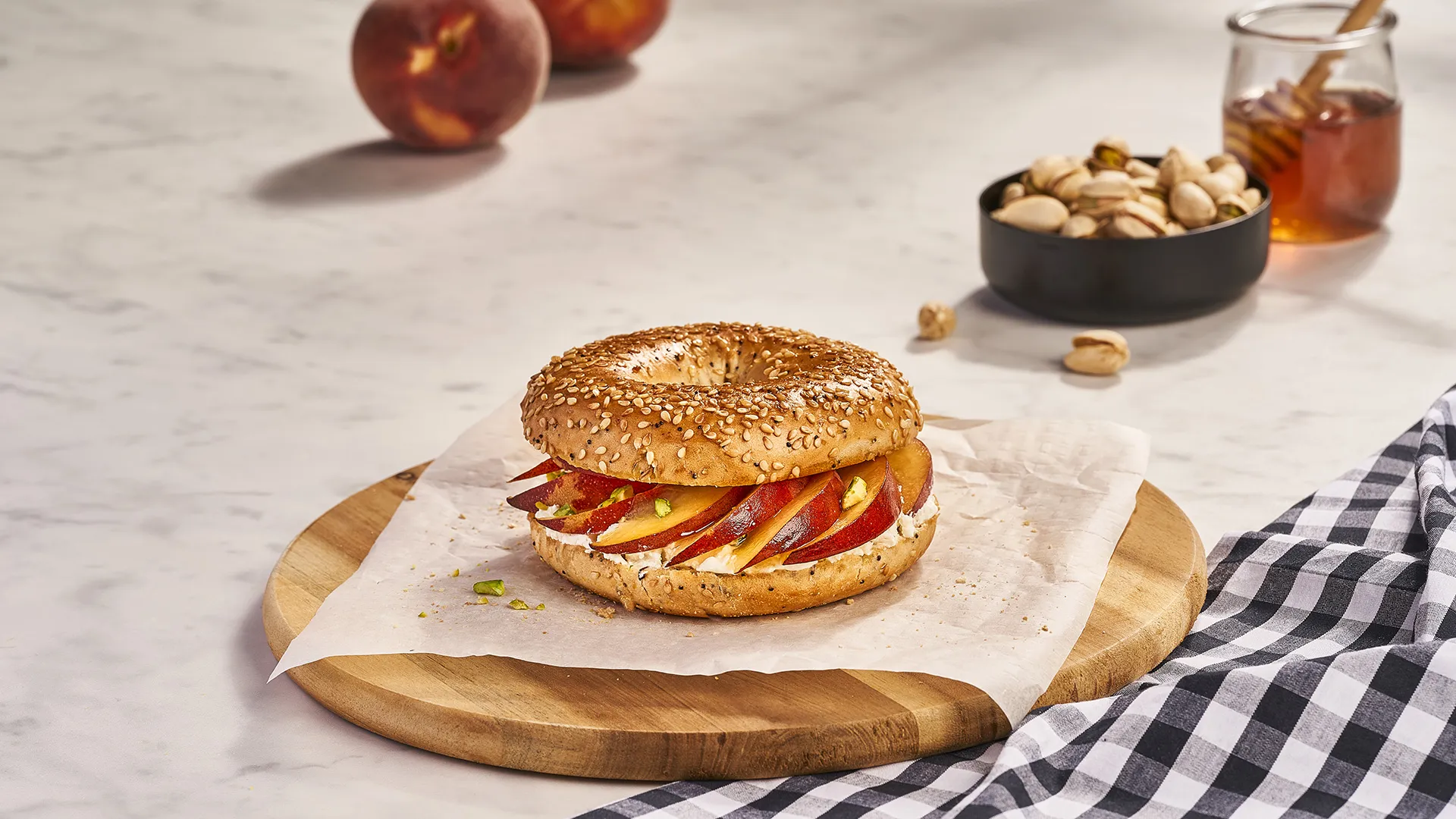 Bagel de mascarpone, melocotón, pistachos y miel