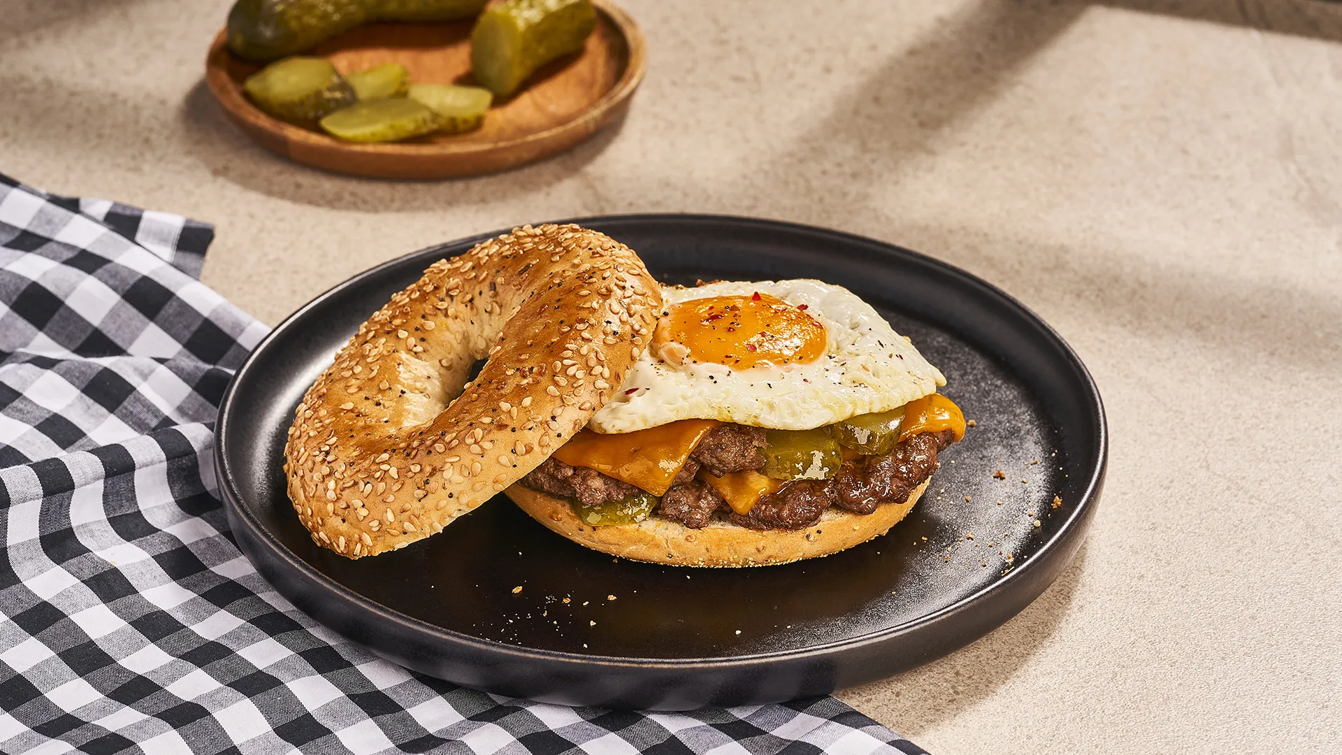 Bagel de smashburger, queso cheddar y huevo