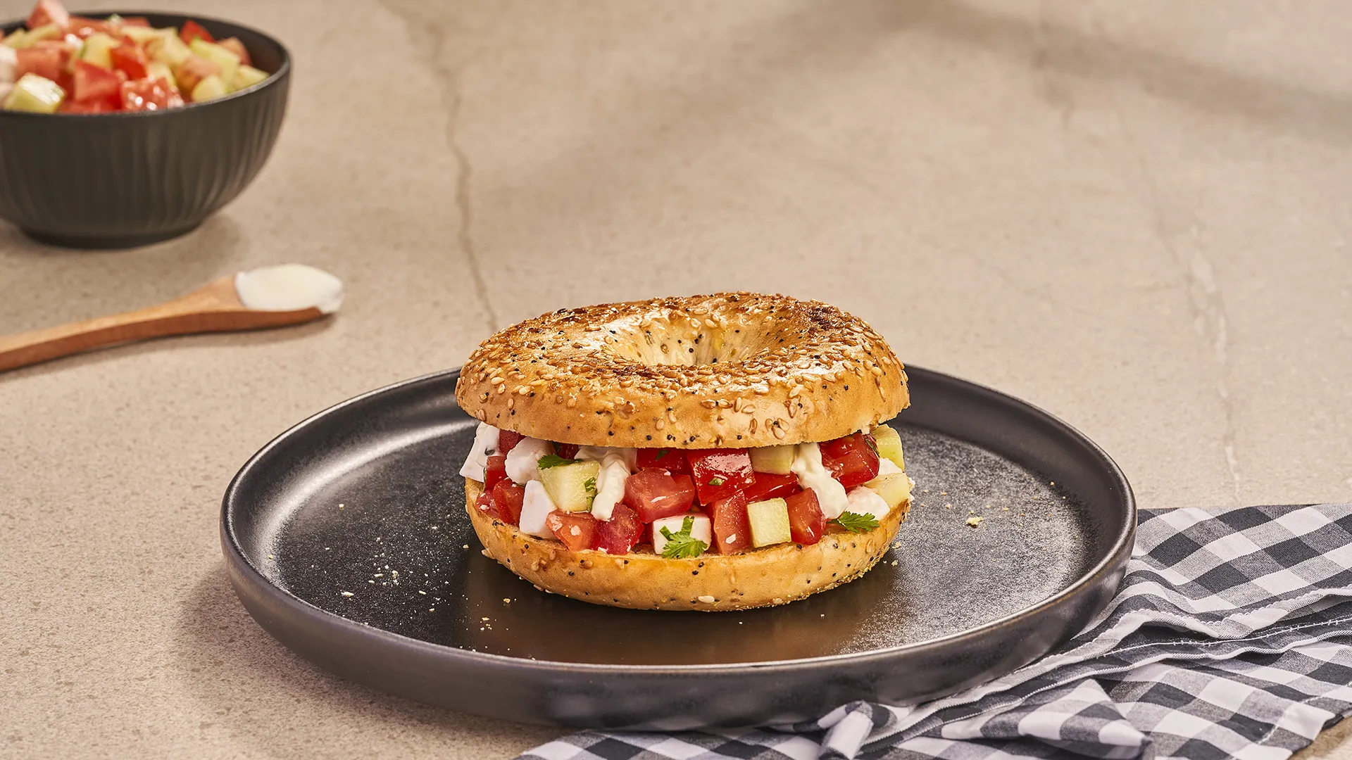Bagel de ensalada de tomate, feta y cilantro con salsa de yogur