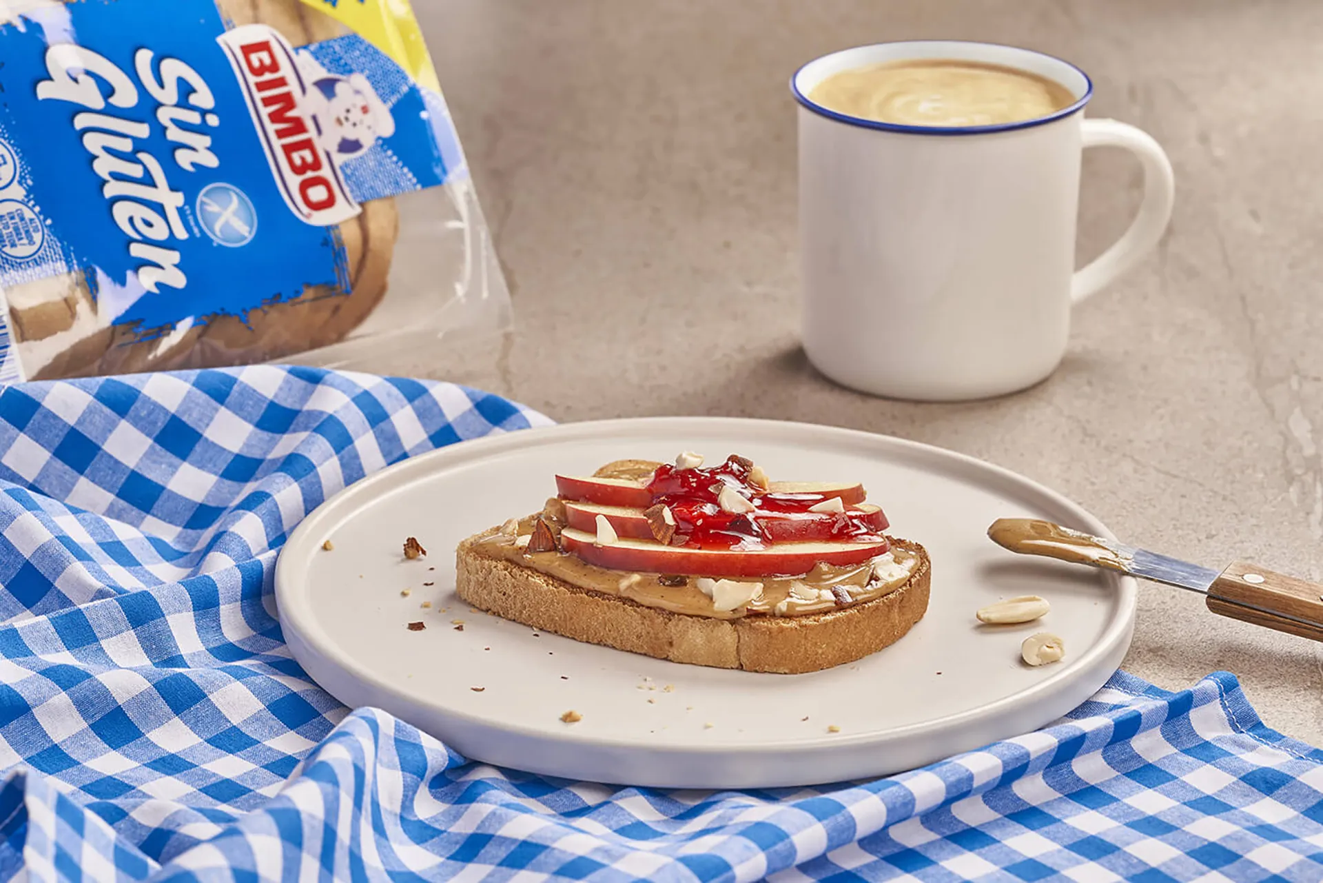 Sándwich de mantequilla de almendras, mermelada de fresas y rodajas de manzana