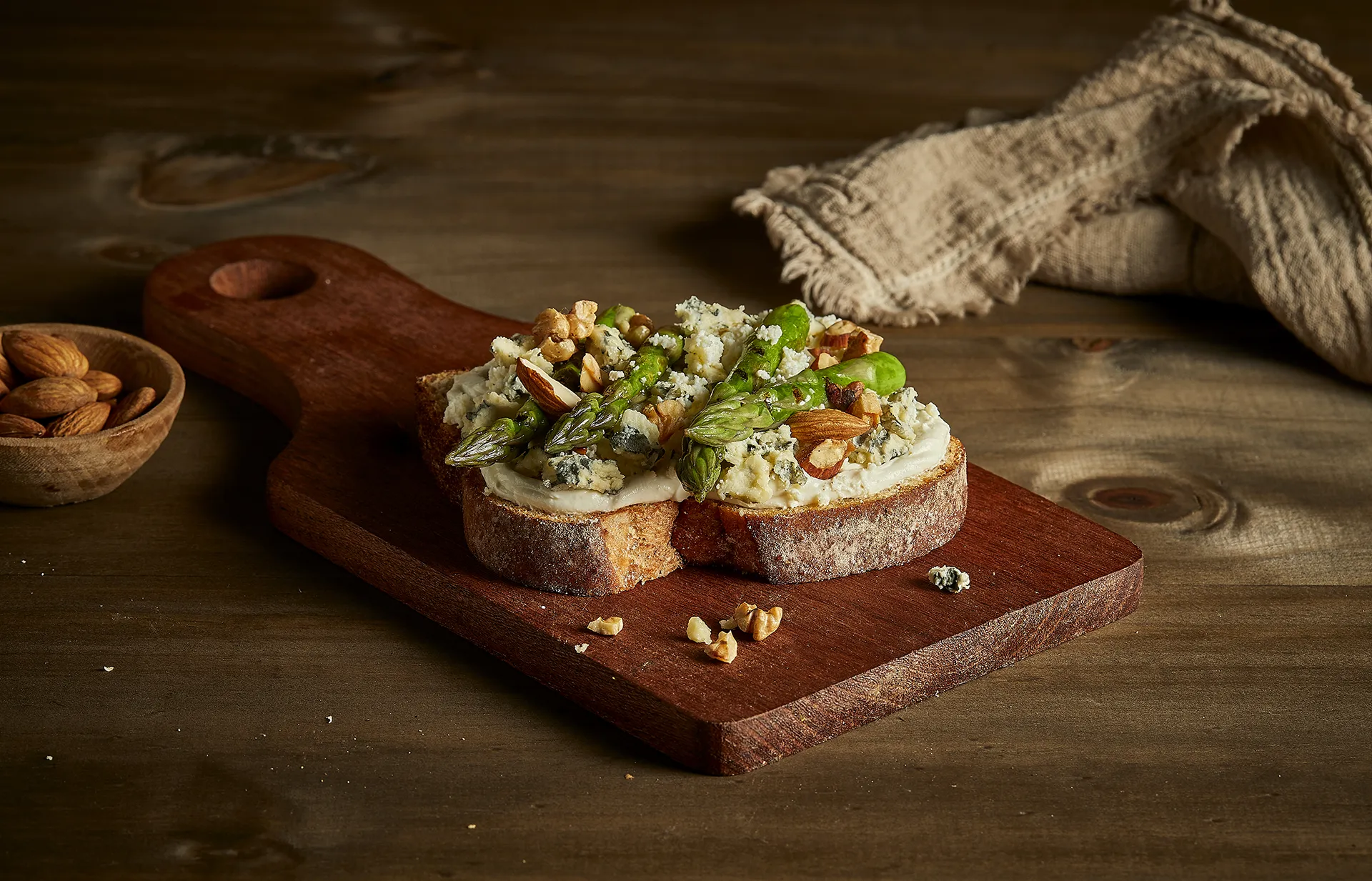 Tostada de queso azul con espárragos y nueces