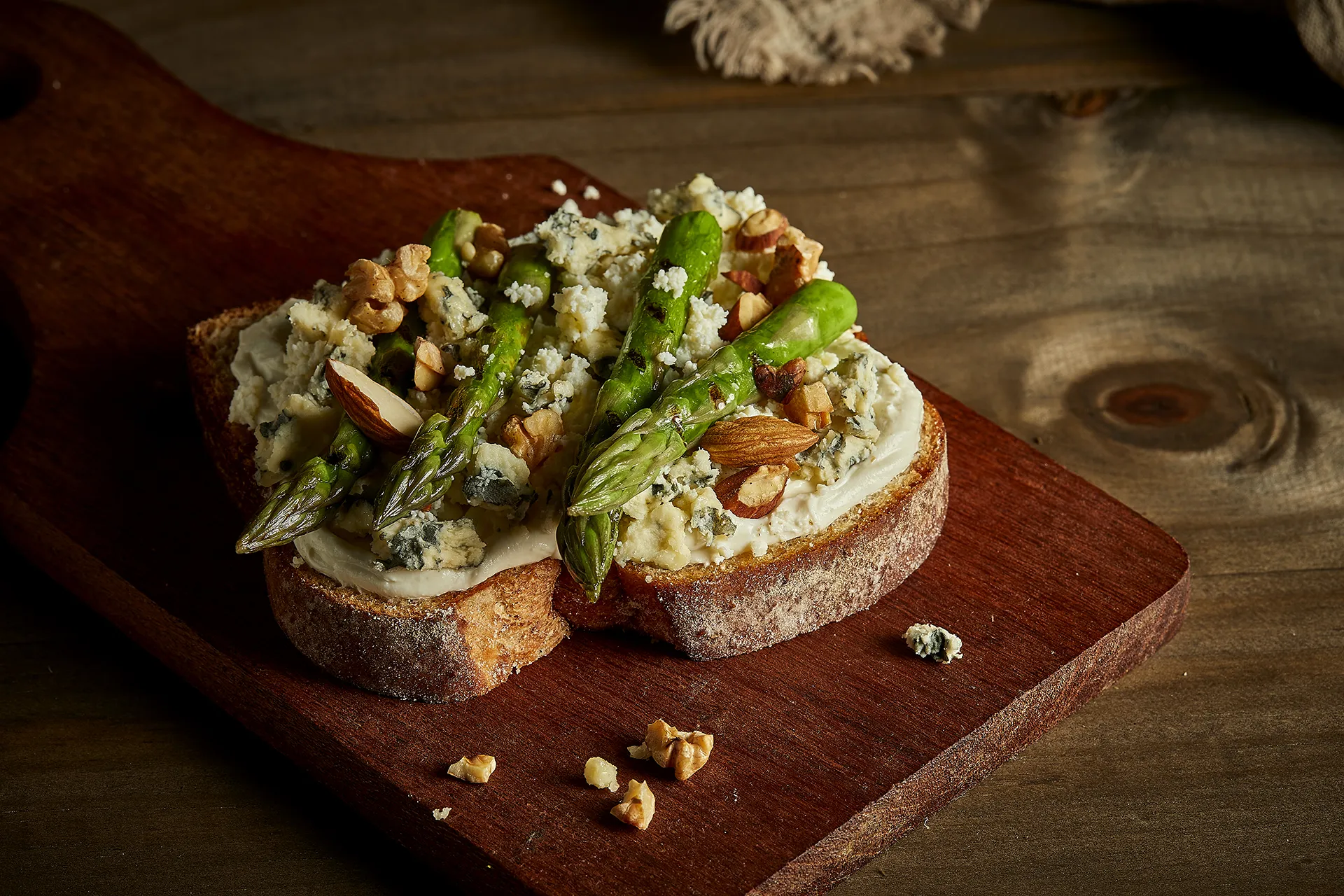 Tostada de queso azul con espárragos y nueces