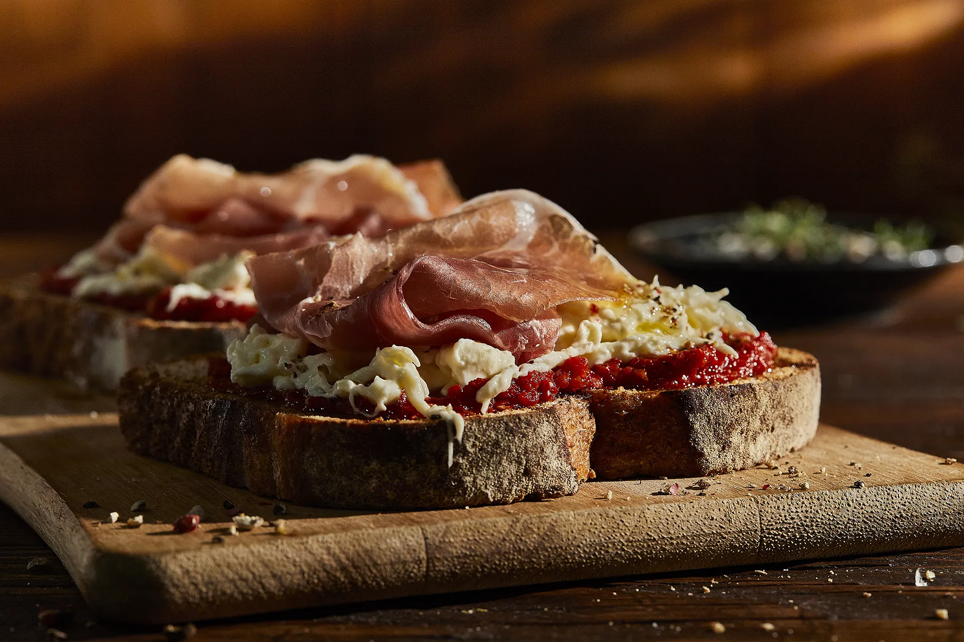 Tostada de jamón ibérico con queso stracciatella y pasta de tomates secos
