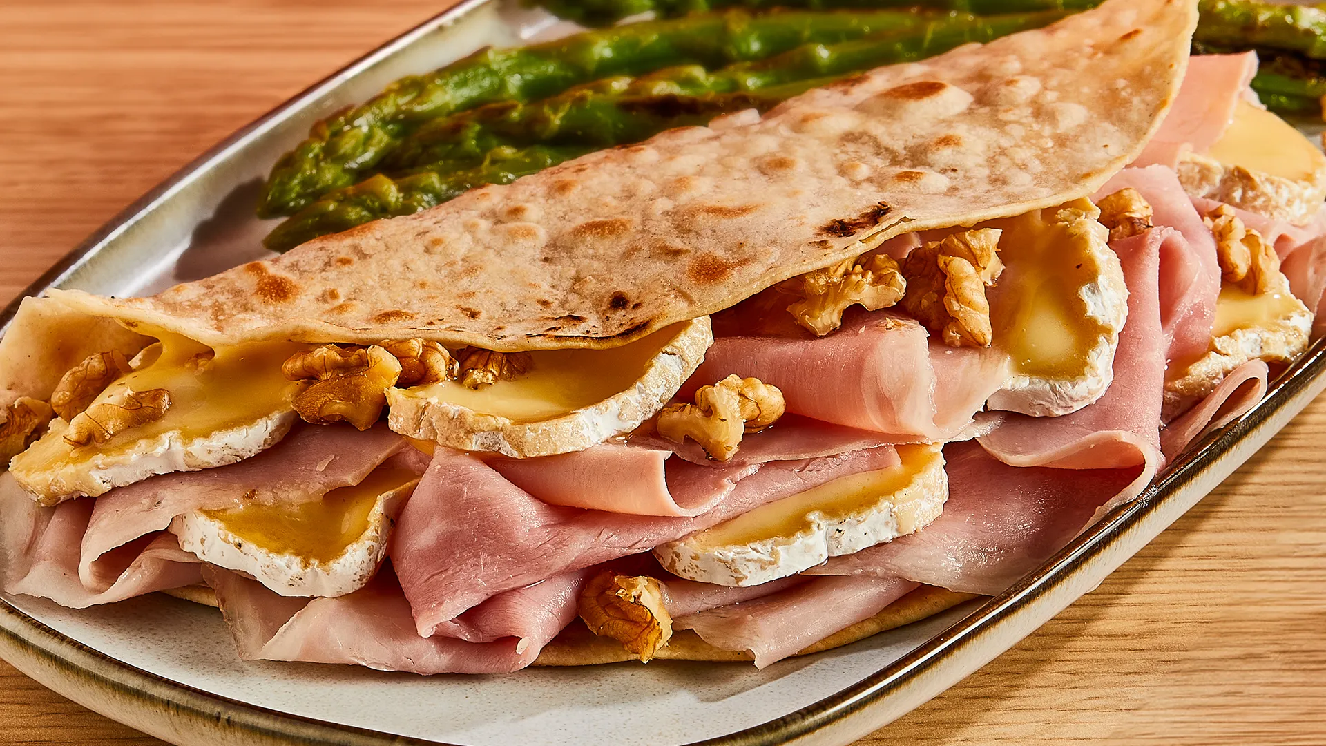 Quesadilla con jamón york, queso de cabra y nueces