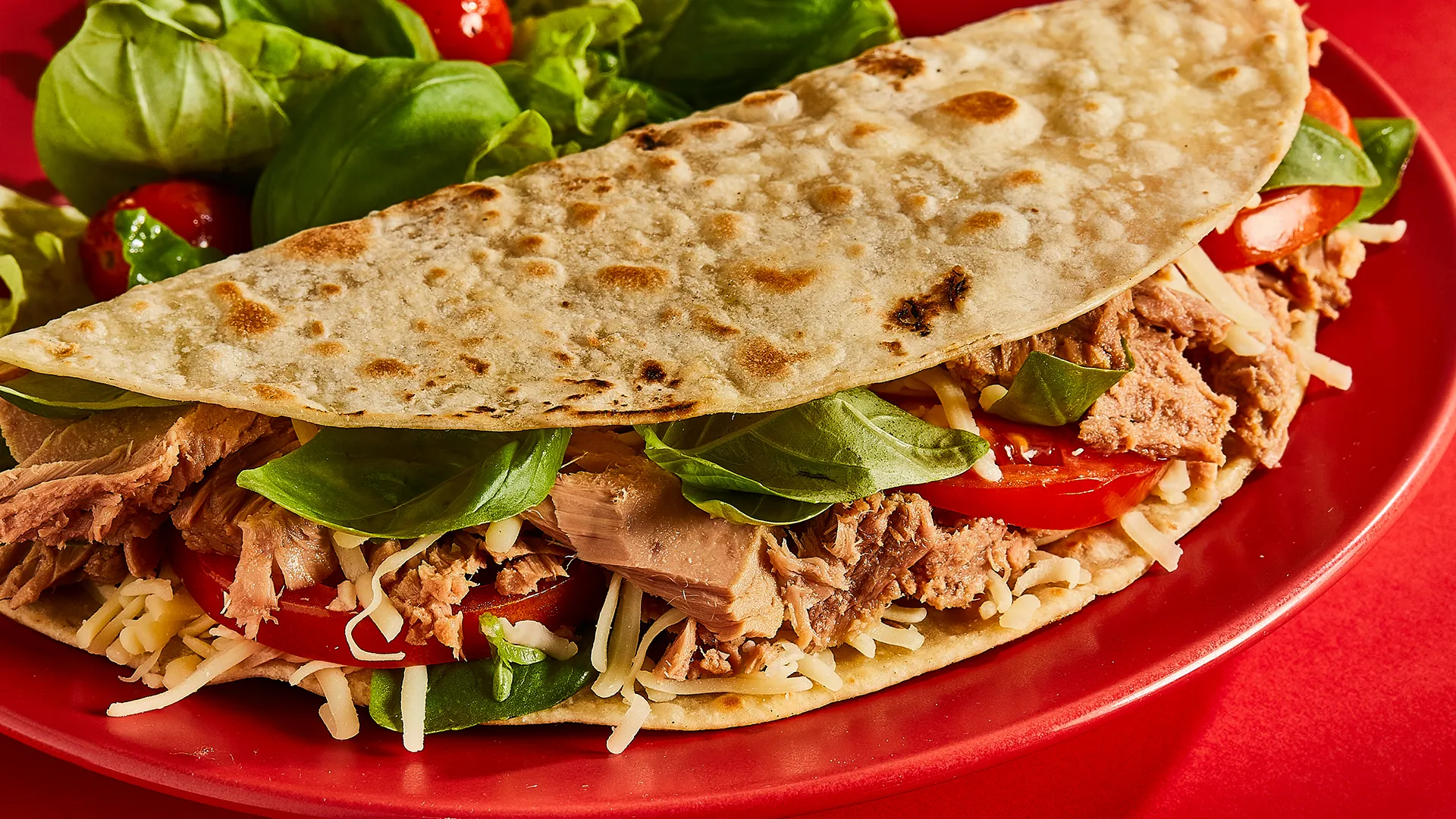 Quesadilla de atún, queso y tomate