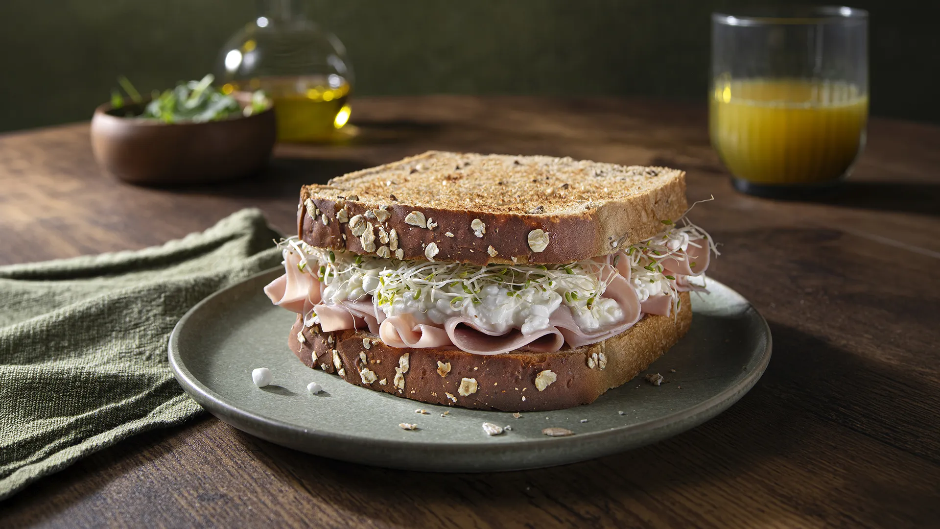 Sándwich de pechuga de pavo, requesón y brotes de soja