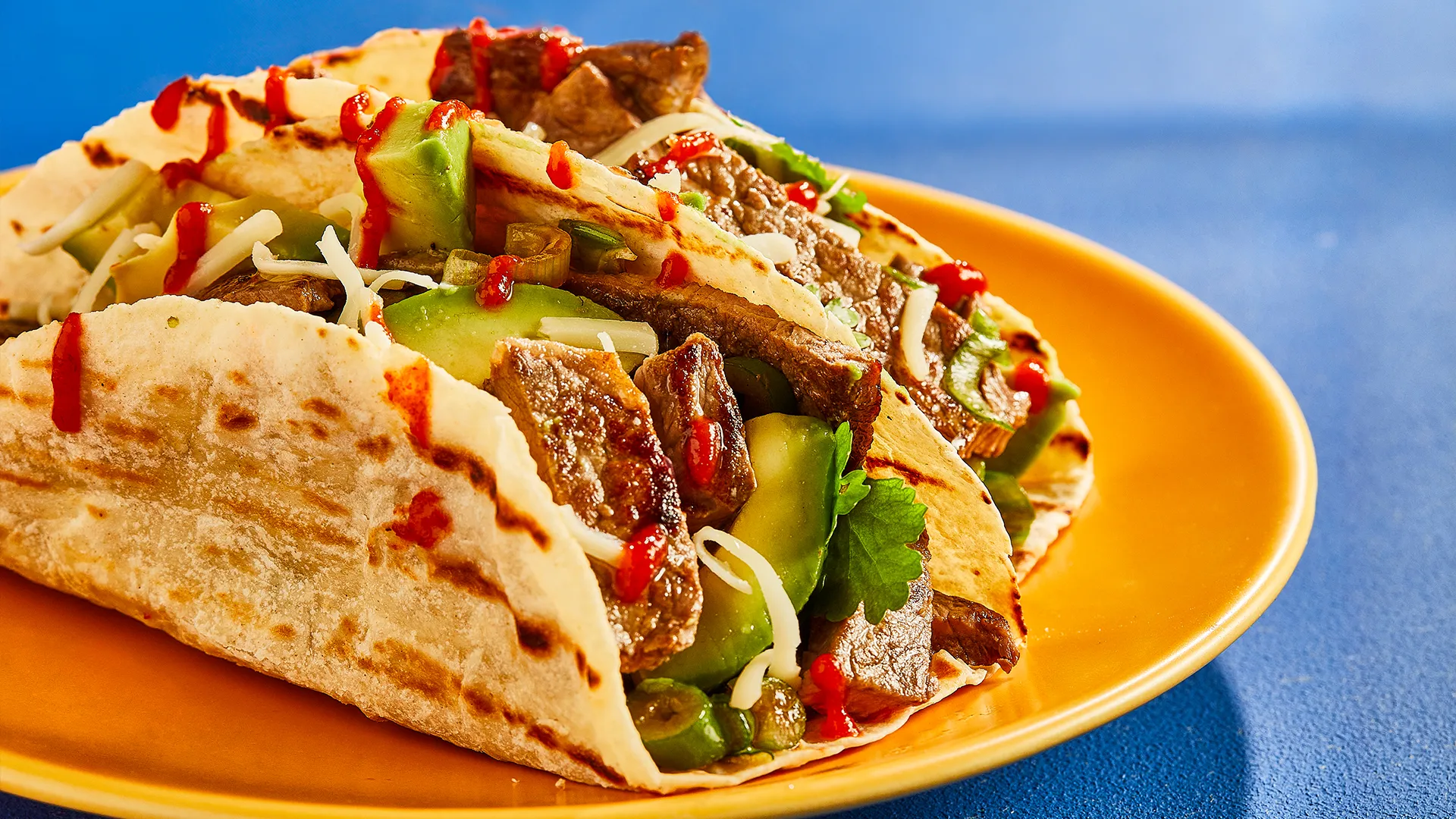 Tacos de carne, queso y aguacate