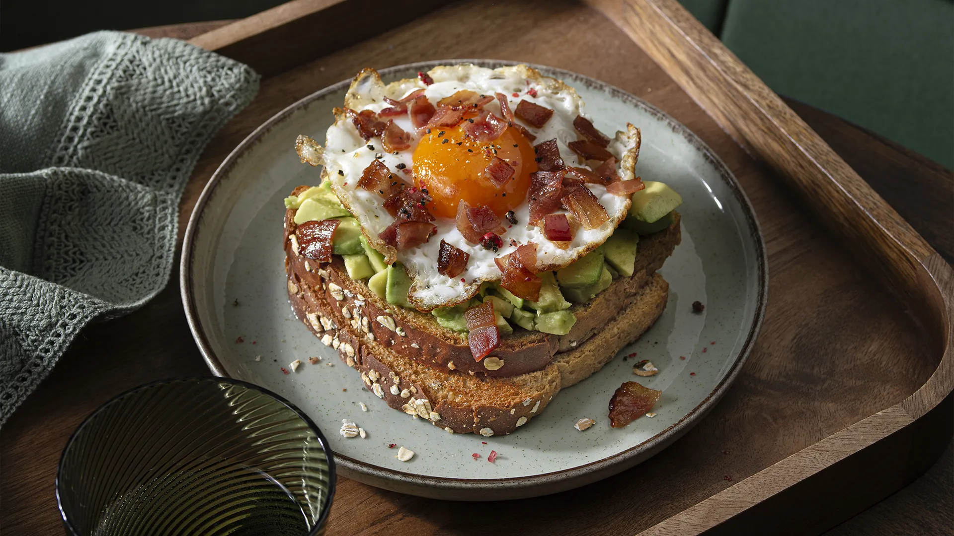 Tostada de huevo a la plancha, aguacate y trocitos de bacon/jamón fritos