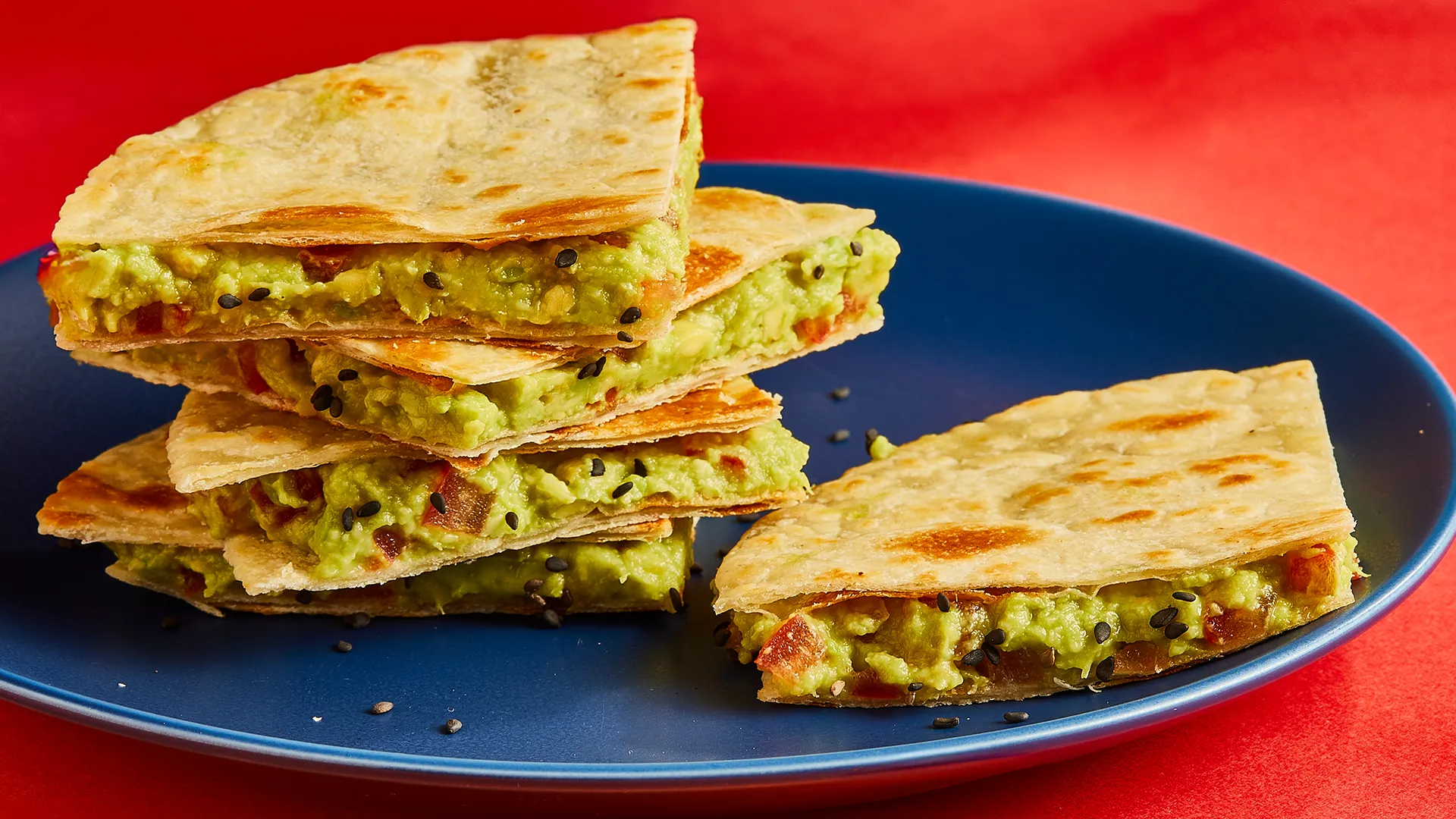 Triángulo tipo sándwich de tomate y aguacate